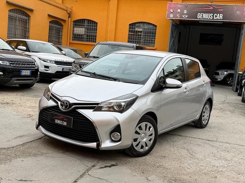 Usata Toyota Yaris Lounge 69 CV (50 kW) 2015 Grigio Utilitaria