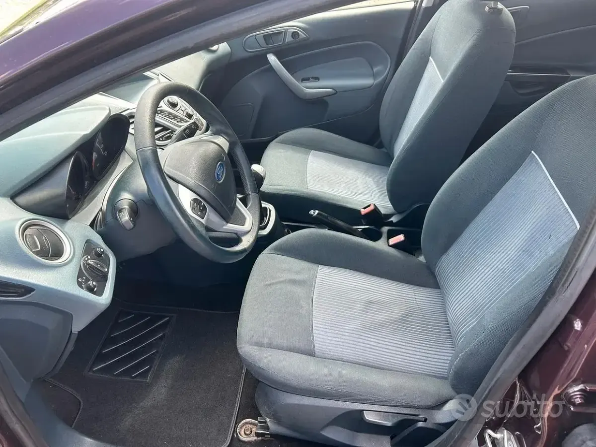 Usata Ford Fiesta Ghia 68 CV (50 kW) 2010 Grigio Berlina