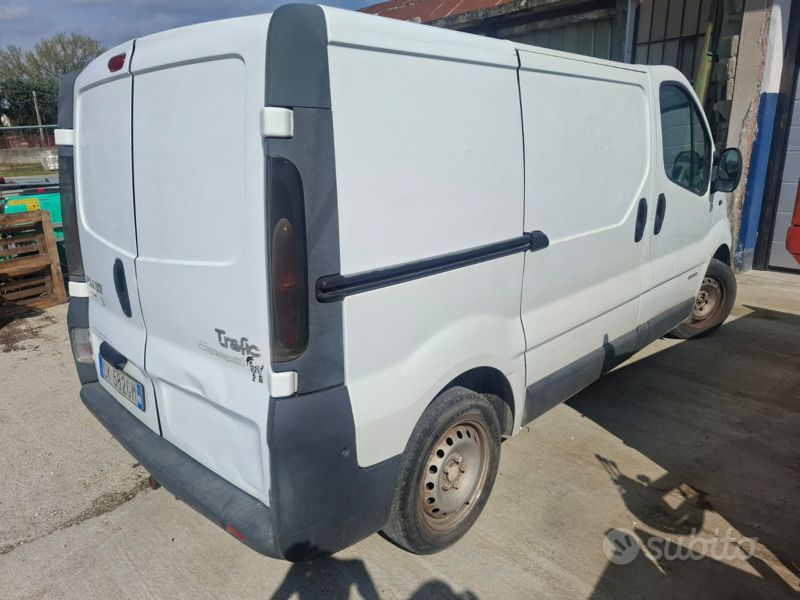Usata Renault Trafic 100 CV (73 kW) 2003 Bianco Monovolume