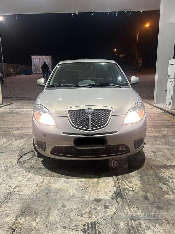 Grigio Usata 2010 Lancia Ypsilon Due volumi | 3900 € (Buon prezzo) - Immagine 1/4