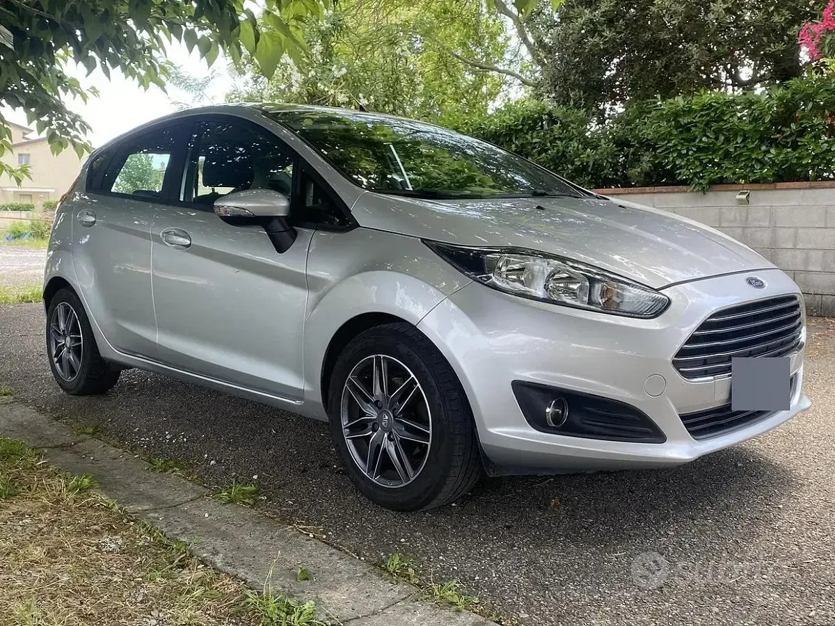 Usata Ford Fiesta 75 CV (55 kW) 2017 Grigio Utilitaria