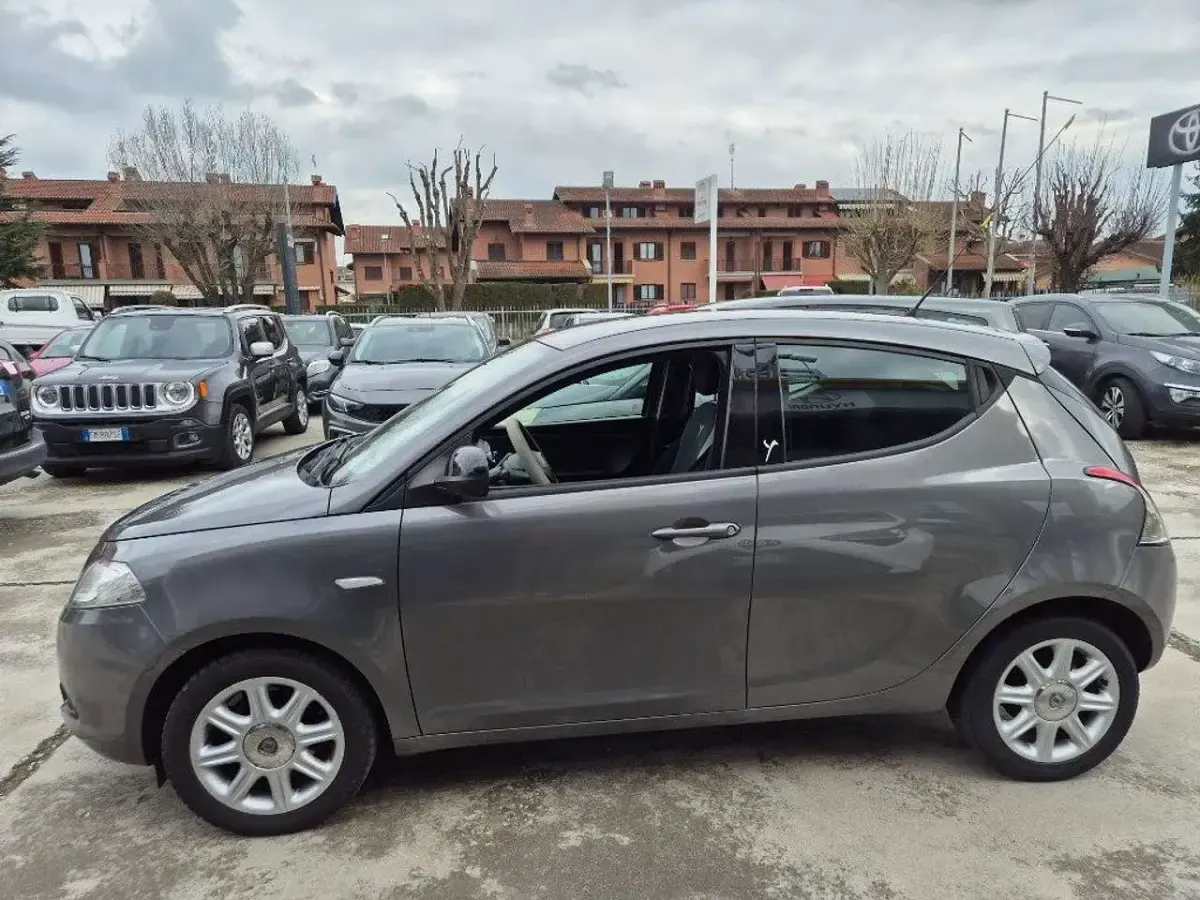 Usata Lancia Ypsilon 69 CV (50 kW) 2015 Grigio scuro Utilitaria