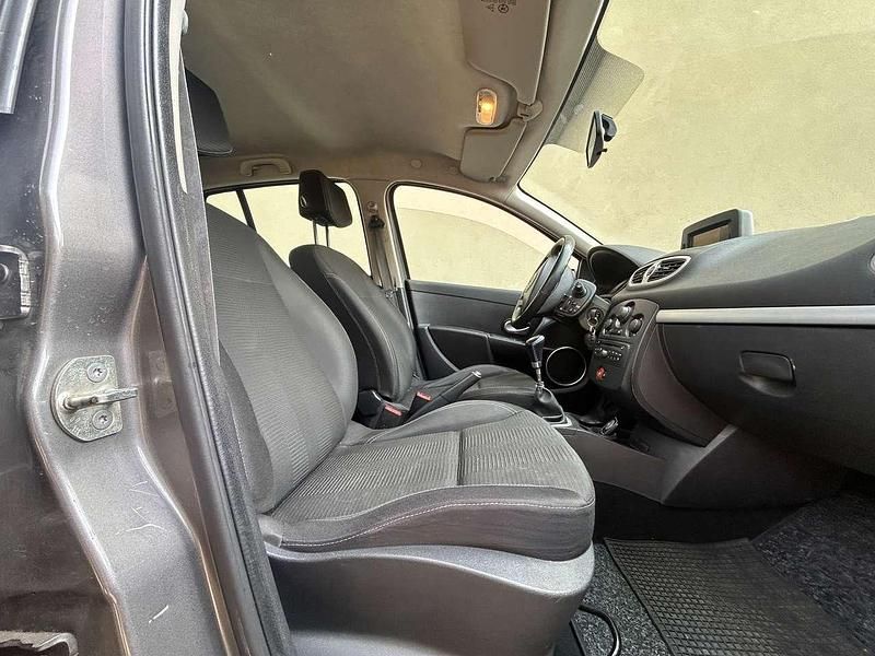 Usata Renault Clio III Dynamique 75 CV (55 kW) 2011 Argento Berlina