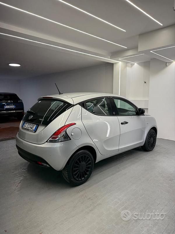 Usata Lancia Ypsilon S 70 CV (51 kW) 2020 Argento Utilitaria