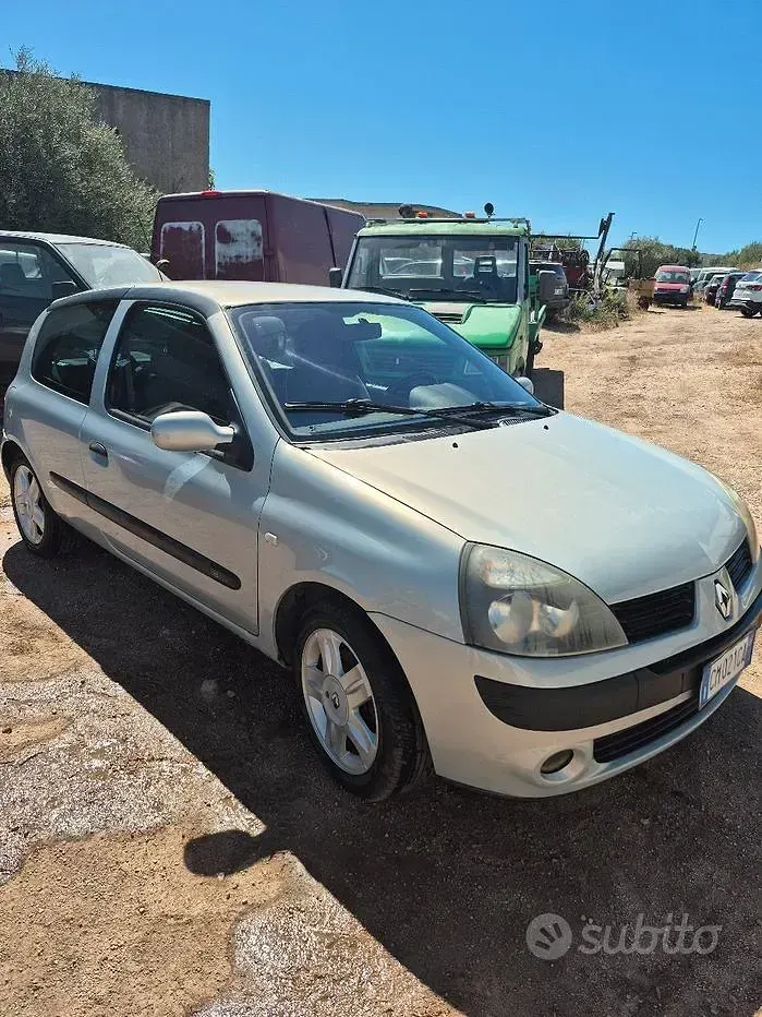 Usata Renault Clio II 100 CV (73 kW) 2004 Grigio Berlina