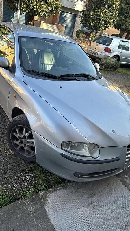 Usata Alfa Romeo 147 105 CV (77 kW) 2000 Grigio Utilitaria