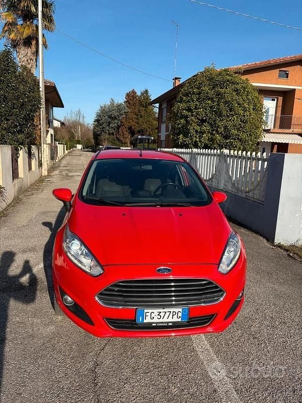 Usata Ford Fiesta Titanium 95 CV (69 kW) 2017 Rosso Berlina
