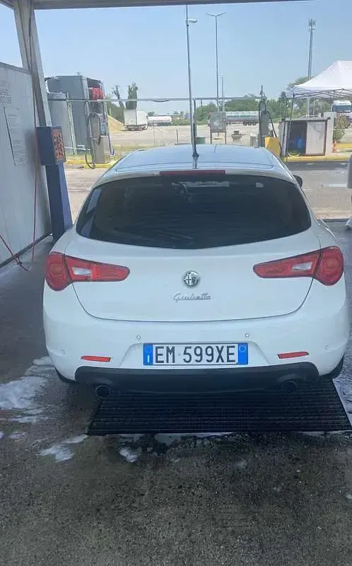 Usata Alfa Romeo Giulietta Exclusive 140 CV (102 kW) 2012 Bianco Utilitaria