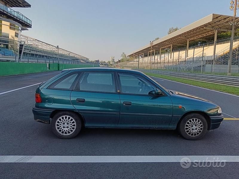 Usata Opel Astra 90 CV (66 kW) 1997 Verde Berlina