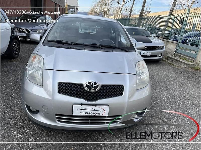 Usata Toyota Yaris 69 CV (50 kW) 2008 Argento Berlina