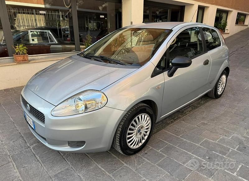 Grigio Usata 2006 Fiat Grande Punto Active Due volumi | 3490 € (Molto cara) - Immagine 1/4