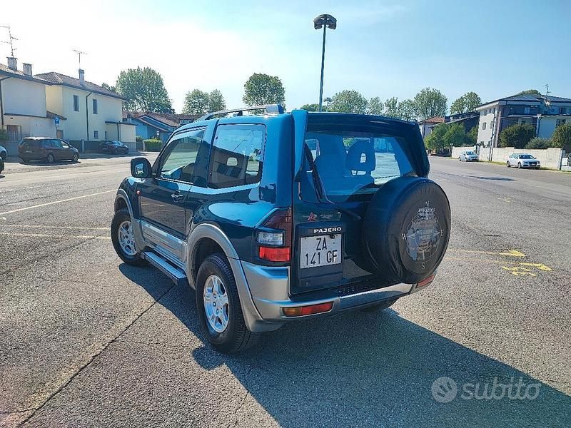 Usado Mitsubishi Pajero 100 CV (73 kW) 2000 Verde SUV