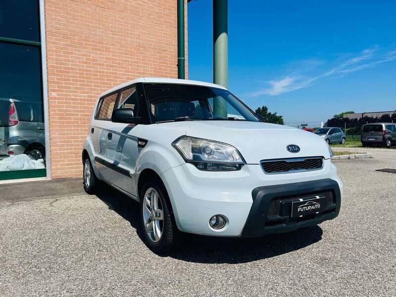 Usata Kia Soul 126 CV (92 kW) 2010 Argento SUV
