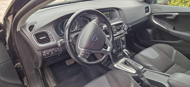 Usata Volvo V40 Momentum 150 CV (110 kW) 2014 Nero Berlina