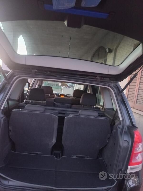 Usata Opel Zafira 110 CV (80 kW) 2013 Nero Monovolume