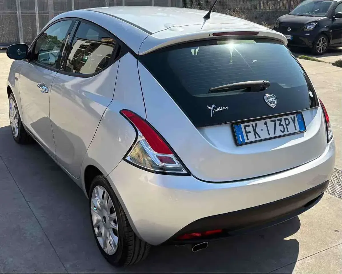Usata Lancia Ypsilon Gold 69 CV (50 kW) 2014 Argento Utilitaria