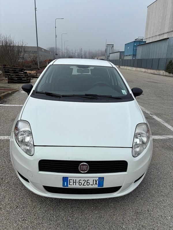 Usata Fiat Grande Punto 74 CV (54 kW) 2011 Bianco Utilitaria