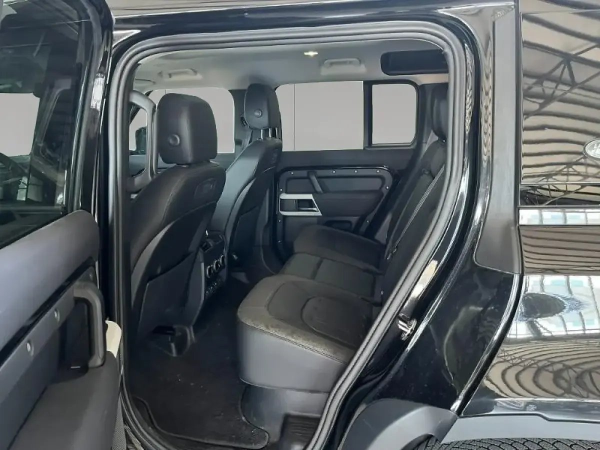 Käytetty Land Rover Defender SE 239 HP (175 kW) 2020 Musta Katumaasturi