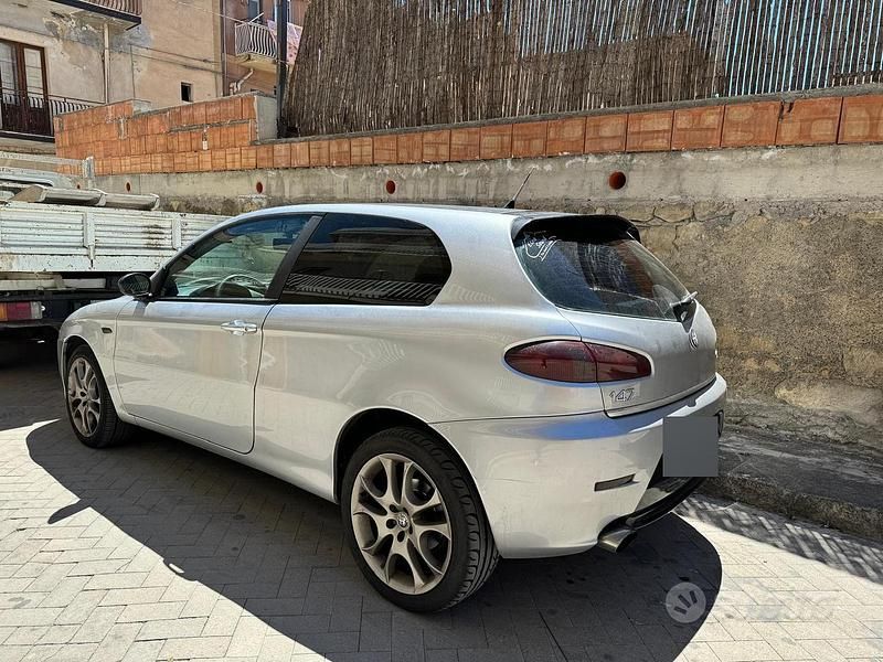 Usata Alfa Romeo 147 150 CV (110 kW) 2005 Grigio Utilitaria