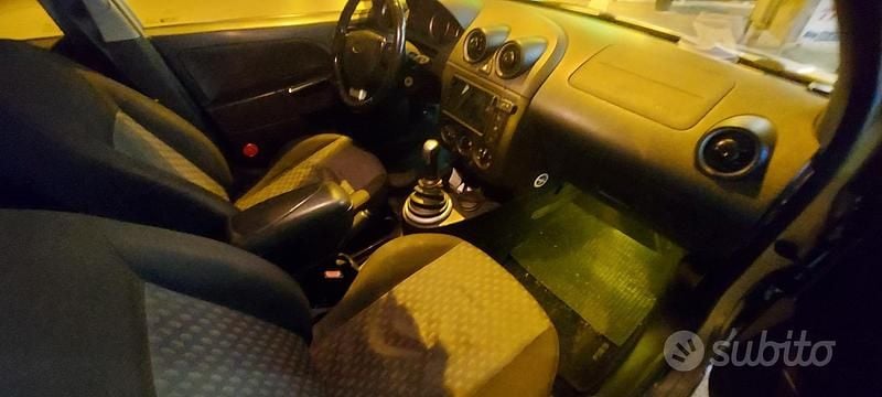Usata Ford Fiesta 68 CV (50 kW) 2004 Grigio Utilitaria