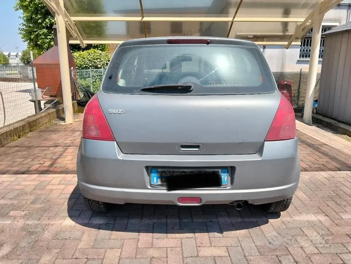 Usata Suzuki Swift 68 CV (50 kW) 2005 Grigio Utilitaria