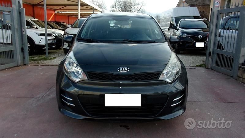 Usata Kia Rio Active 75 CV (55 kW) 2017 Grigio Berlina