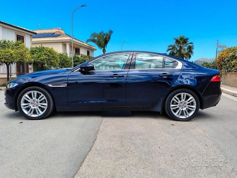 Usata Jaguar XE Prestige 180 CV (132 kW) 2016 Blu/azzurro Berlina