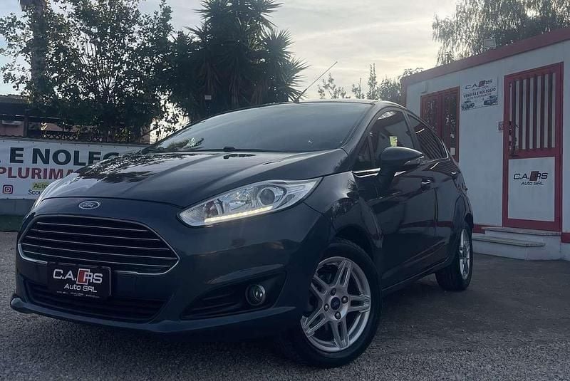 Grigio Usata 2015 Ford Fiesta Titanium Tre volumi | 6900 € (Buon prezzo) - Immagine 1/4