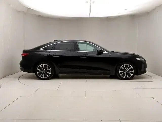 Usata Audi A5 Sportback Advanced 204 CV (150 kW) 2025 Nero mythos metallizzato Utilitaria