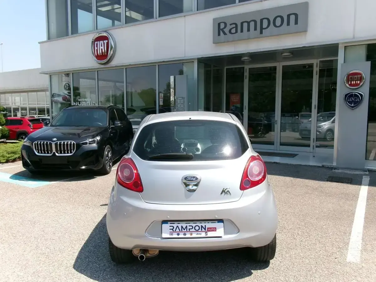 Usata Ford Ka Titanium 69 CV (50 kW) 2016 Grigio Berlina