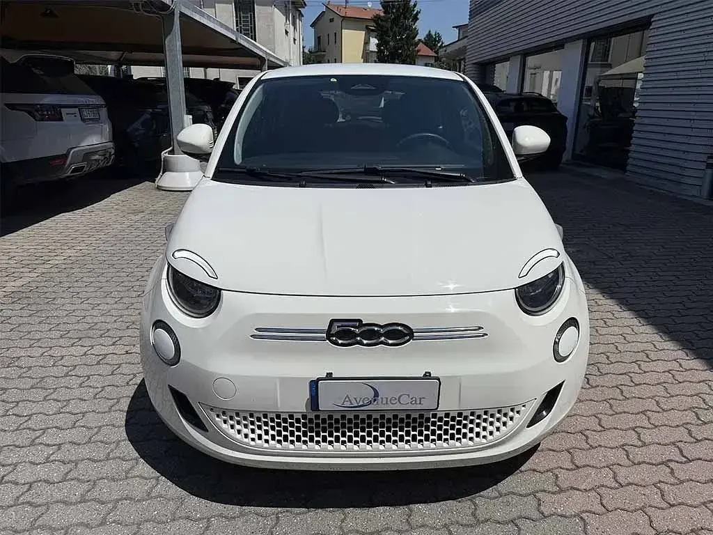 Usata Fiat 500e Action 42 kW (58 CV) 2022 Bianco / pastello Utilitaria