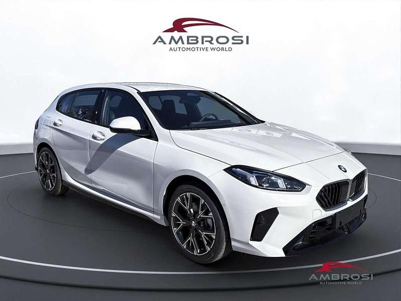 Nuova BMW 118 M Sport 150 CV (110 kW) 2026 Alpin white pastello Utilitaria