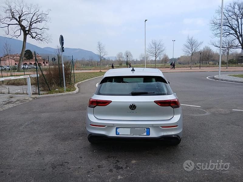 Usata VW Golf VIII Life 116 CV (85 kW) 2022 Grigio Berlina