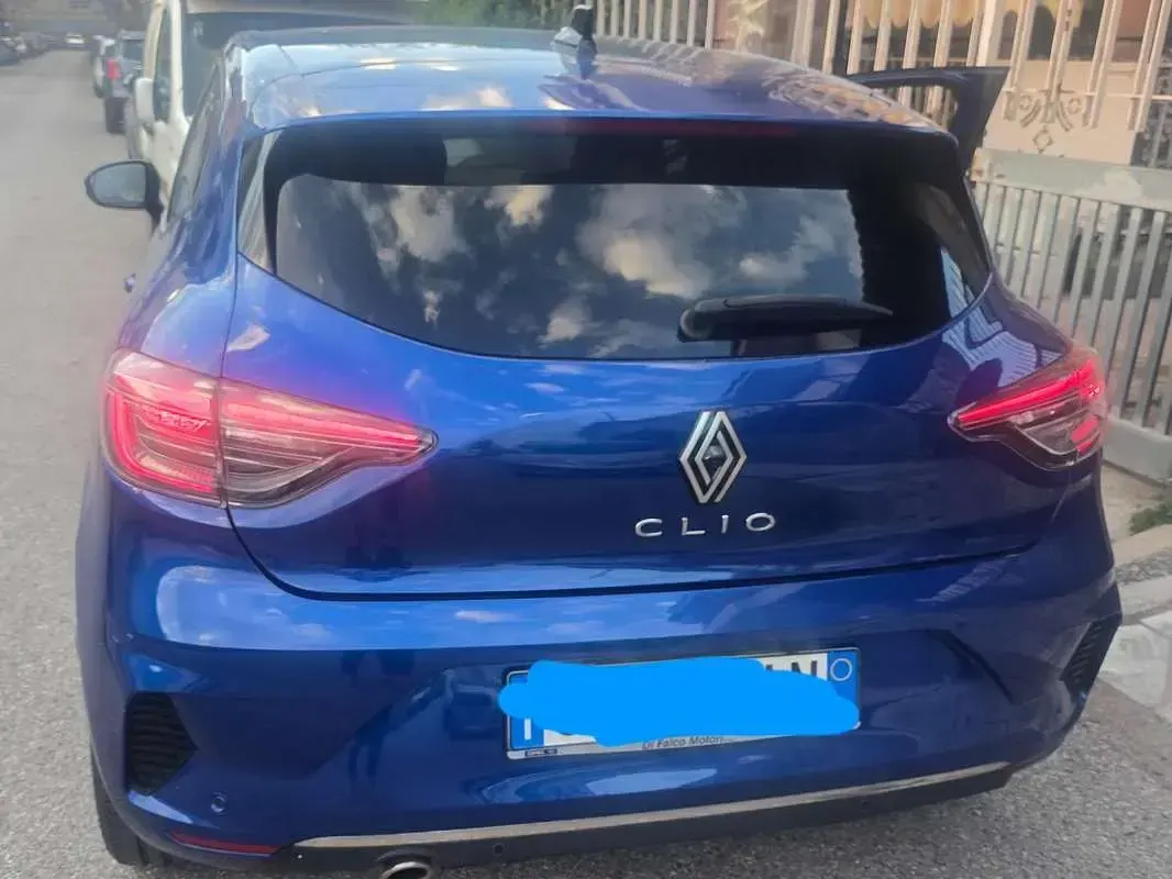 Begagnad Renault Clio V Techno 101 HK (74 kW) 2024 Blå Sedan