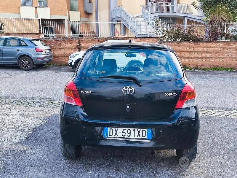 Usata Toyota Yaris 100 CV (73 kW) 2009 Nero Utilitaria