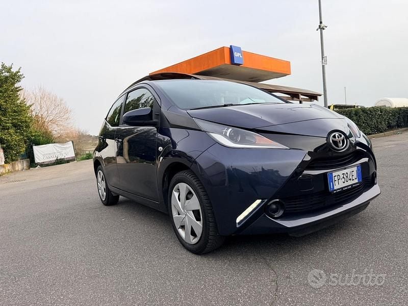 Usata Toyota Aygo X-play 69 CV (50 kW) 2018 Blu Utilitaria