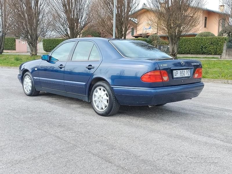 Usata Mercedes E200 Classic 136 CV (100 kW) 1997 Blu Berlina