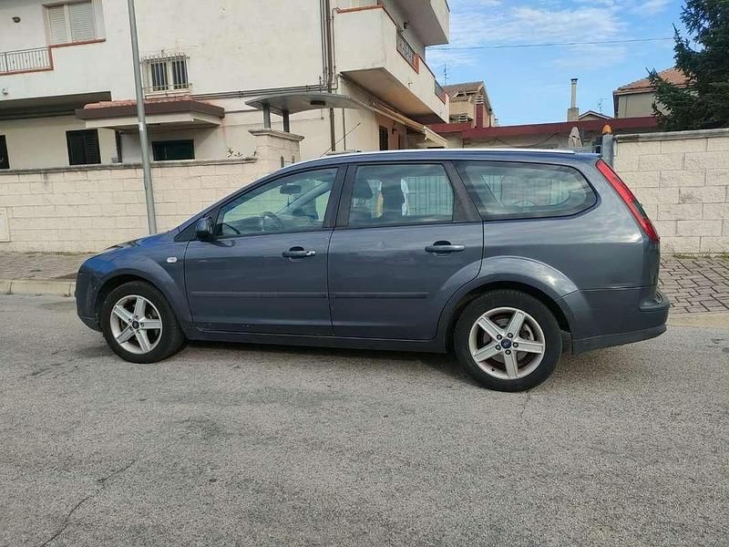 Usata Ford Focus 116 CV (85 kW) 2005 Grigio Station wagon