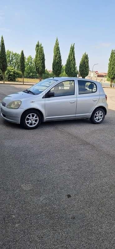 Usata Toyota Yaris Sol 68 CV (50 kW) 2000 Grigio Berlina