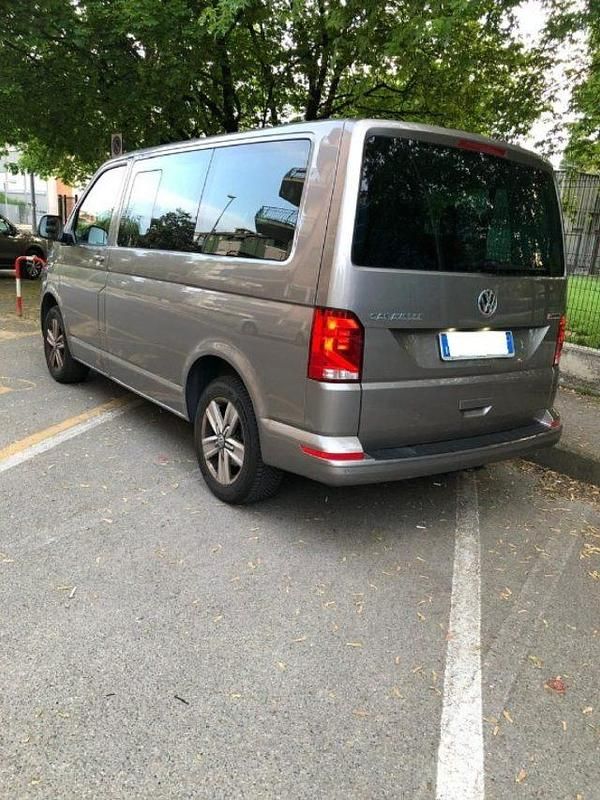 Usata VW Caravelle Comfortline 150 CV (110 kW) 2023 Grigio Furgone