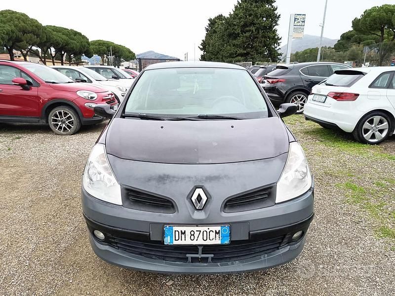 Grigio Usata 2008 Renault Clio II Berlina | 1500 € (Ottimo prezzo) - Immagine 1/4