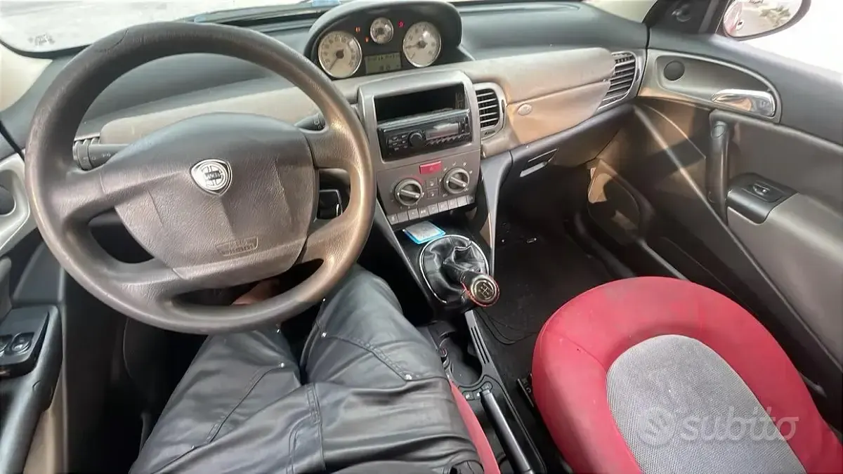 Usata Lancia Ypsilon 60 CV (44 kW) 2004 Rosso Utilitaria