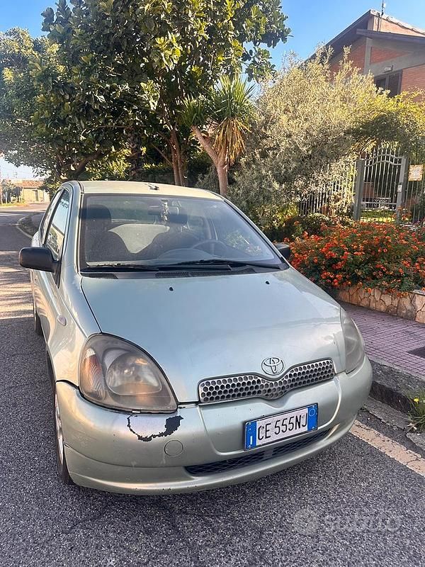 Usata Toyota Yaris 68 CV (50 kW) 2003 Verde Berlina