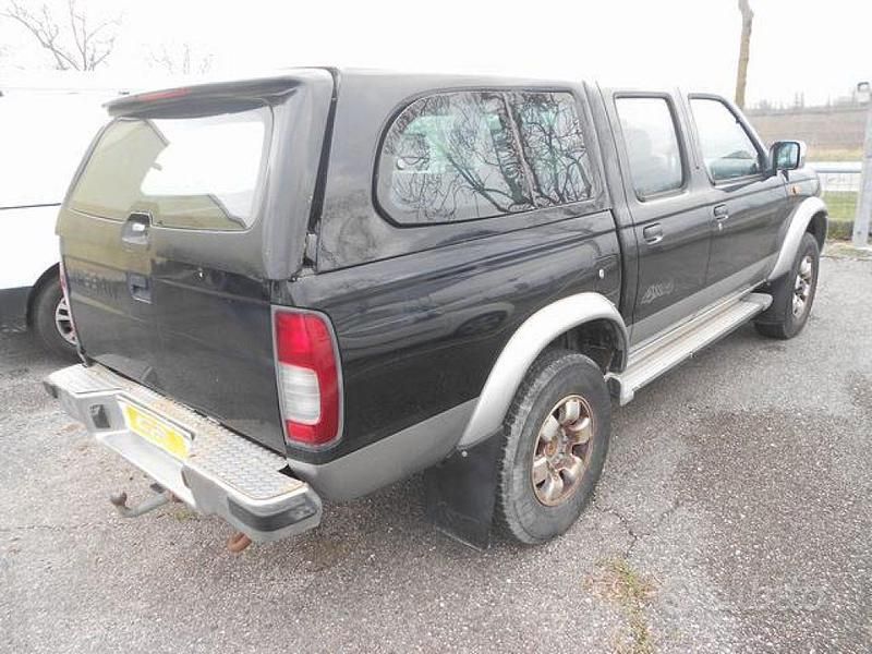 Usata Nissan Navara 103 CV (75 kW) 2001 Nero pastello Pick-up
