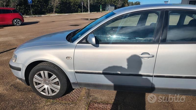 Usata VW Passat 150 CV (110 kW) 1998 Grigio Berlina