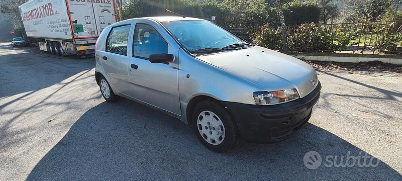 Grigio Usata 2000 Fiat Punto Due volumi | 950 € (Ottimo prezzo) - Immagine 1/4