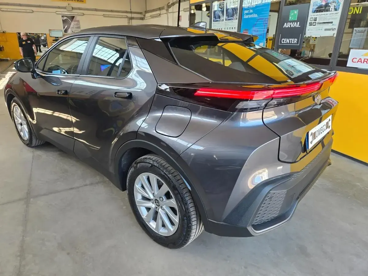 Usata Toyota C-HR Active 97 CV (71 kW) 2024 Grigio SUV