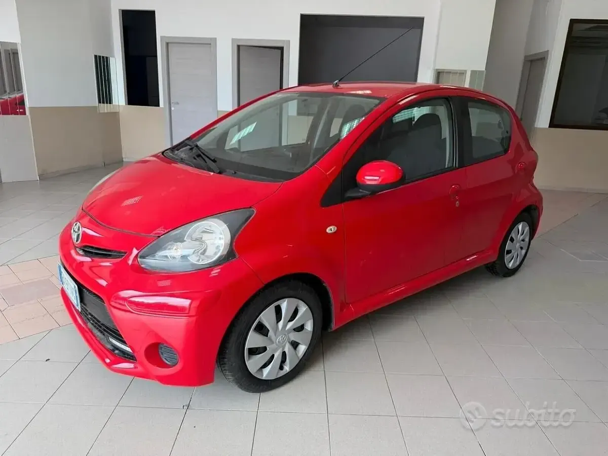 Usata Toyota Aygo Cool 69 CV (50 kW) 2015 Rosso Utilitaria