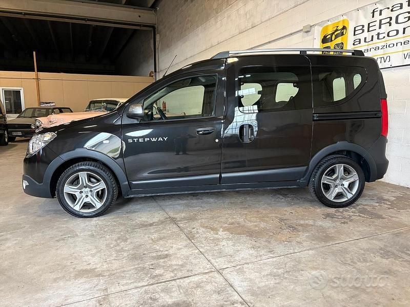 Usata Dacia Dokker Stepway 95 CV (69 kW) 2020 Nero Monovolume