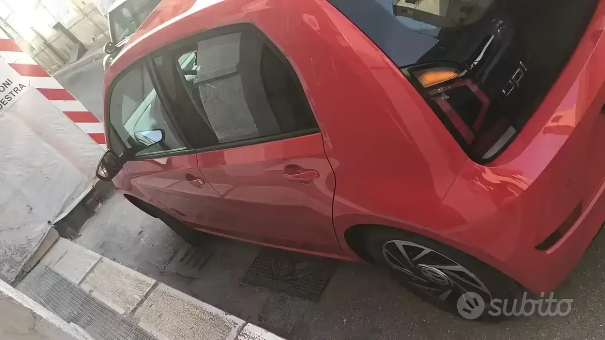 Usata VW up! 60 CV (44 kW) 2019 Rosso Utilitaria